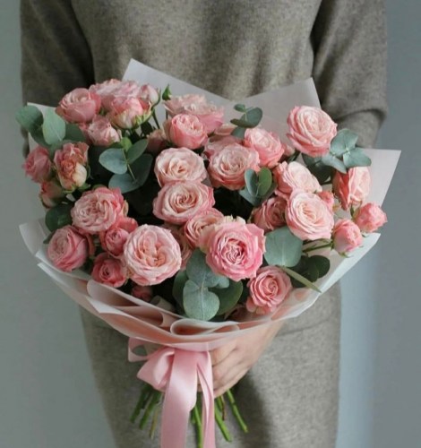 4700₽ пионовидные кустовые розы и ароматный эвкалипт, упаковка дизайнерская